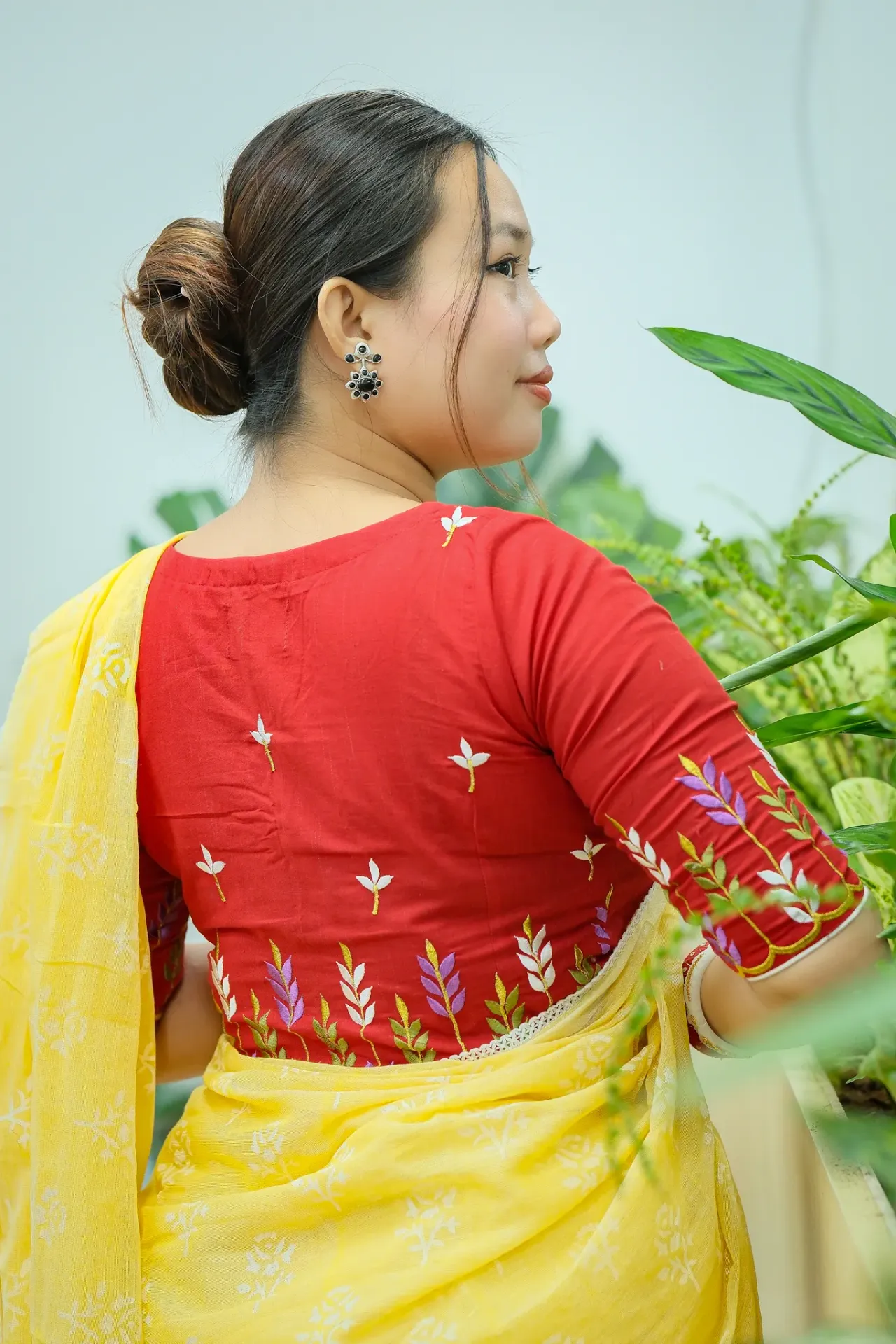 Meroon Body Pink White Black Leaf Embroidery Blouse