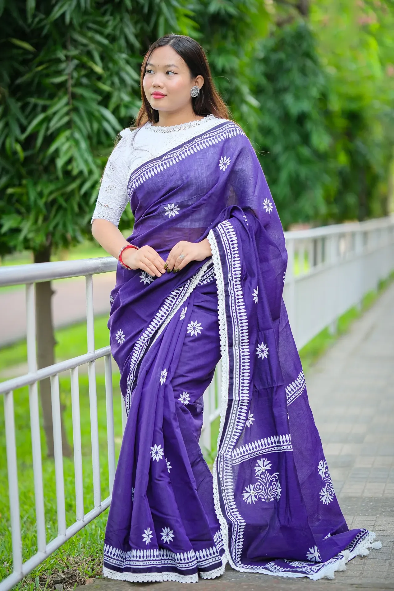 [0134] Deep Royal Purple White Floral Motif Hand Work Sharee