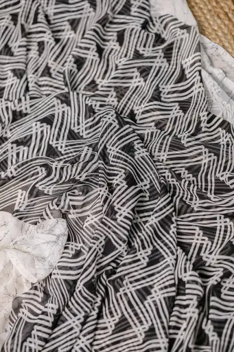 [0123] Black Body White Zigzag Design Georgette Sharee
